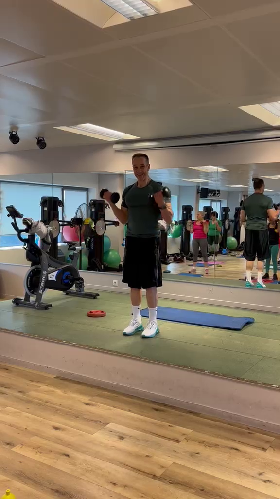 Bahri coach en salle avec son groupe