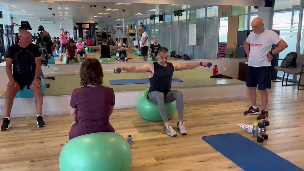 Cours collectif - élévations latérales aux haltères sur ballon