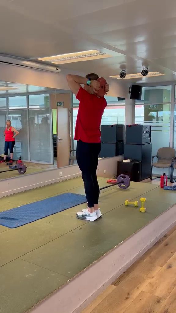 Bahri Performance - standing exercise with a plate behind the neck, personal trainer Brussels