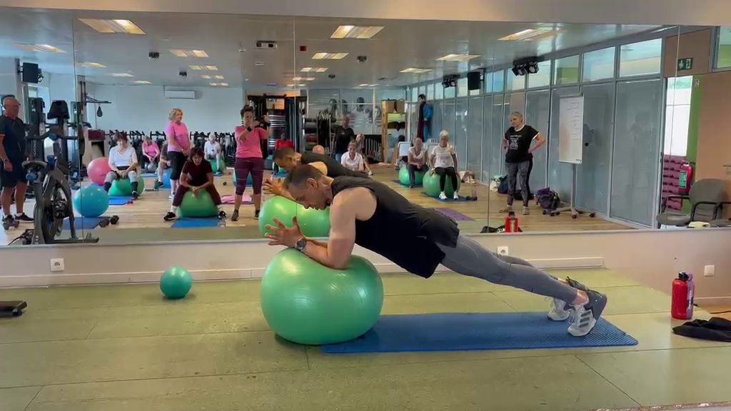 Bahri - gainage superman sur ballon en cours collectif