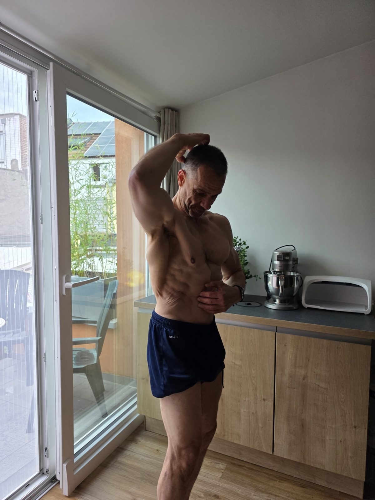 Bahri Performance - obliques and serratus, arm raised overhead