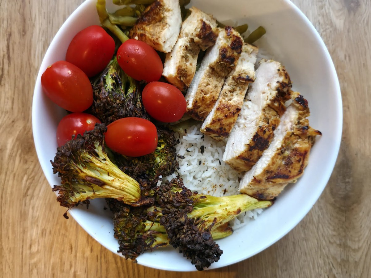 Bowl riz basmati poulet mariné brocolis rôtis haricots verts