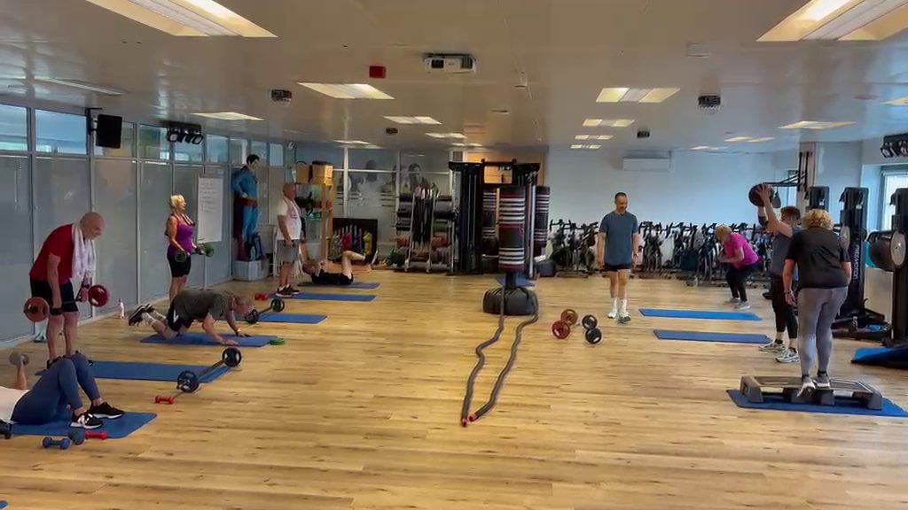 Cours collectif en circuit à Bruxelles : gainage, tirages, corde ondulatoire et exercices avec ballon lesté