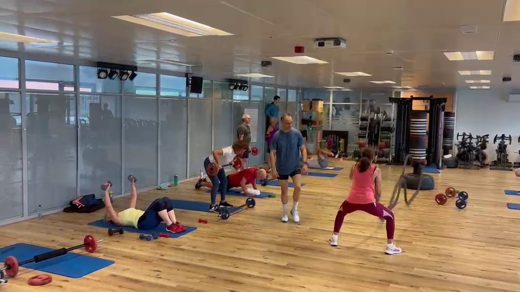 Circuit training en cours collectif à Bruxelles : barres, haltères, gainage au sol et cordes ondulatoires