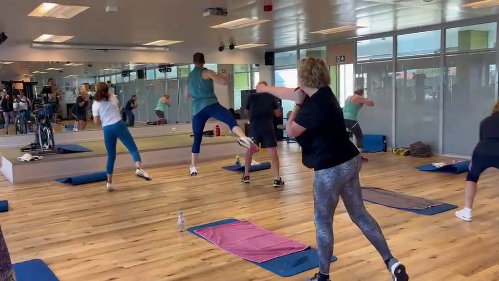 Cours de boxe fitness en groupe à Bruxelles : enchaînements de coups et de sauts