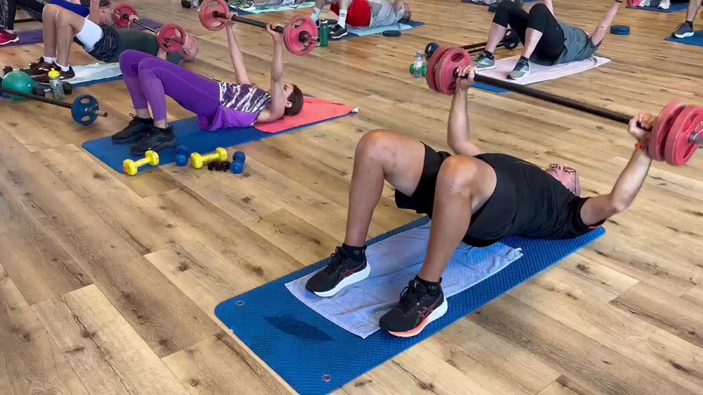 Cours collectif de renforcement musculaire encadré par Bahri à Bruxelles — développé couché à la barre