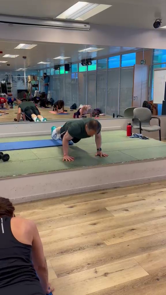 Cours collectif - gainage en groupe