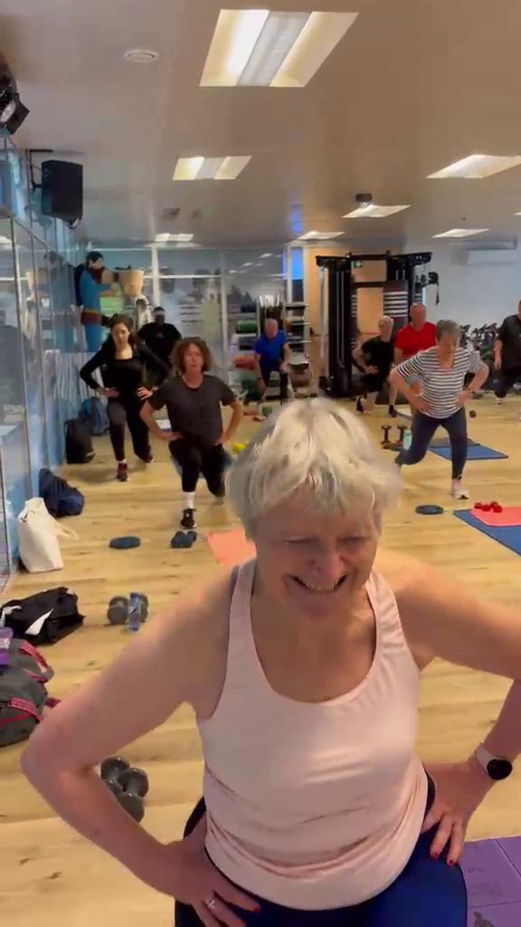 Cours collectif - groupe seniors en salle