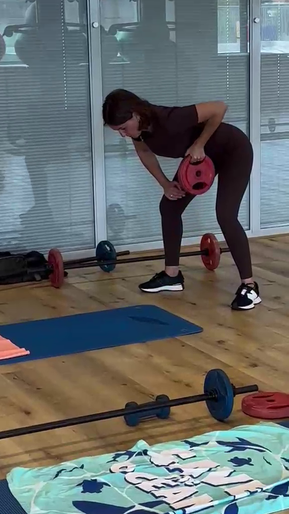 Cliente avec haltères - exercice dynamique