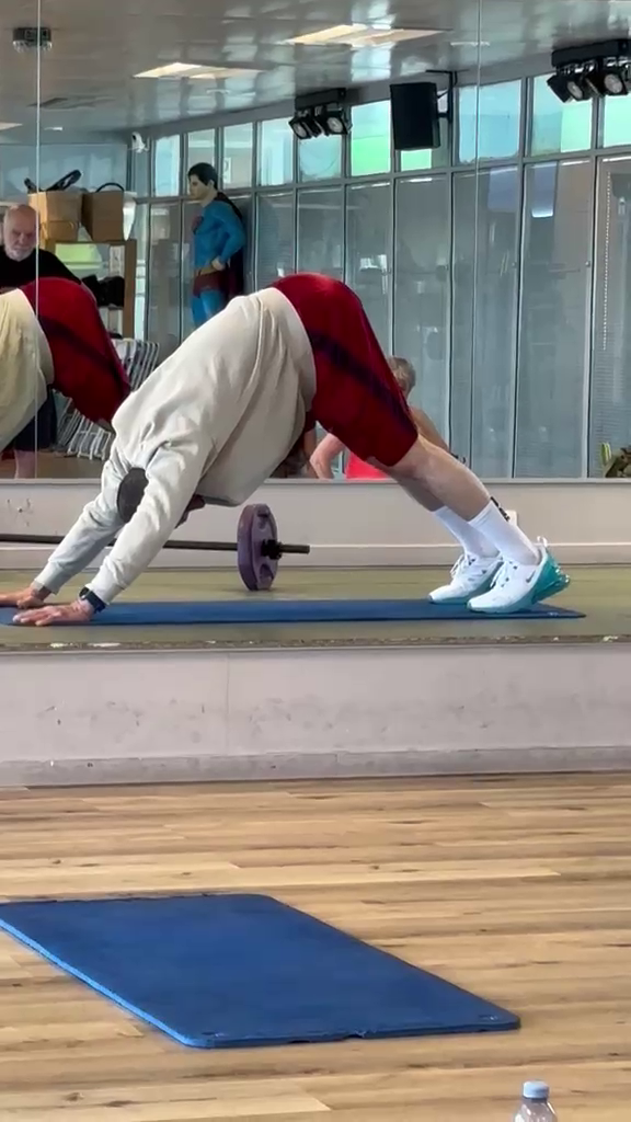 Exercice de gainage et équilibre au sol