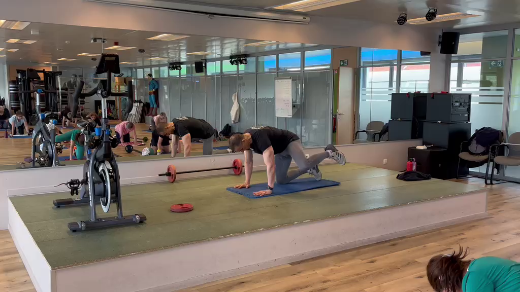 Vue d'ensemble cours collectif en grande salle