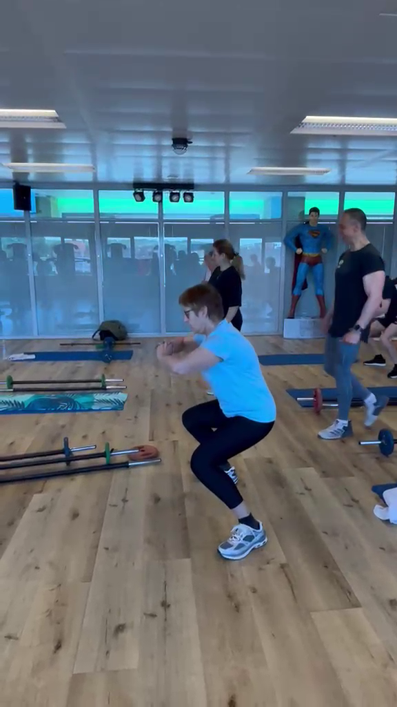 Cliente en exercice cardio dynamique en salle