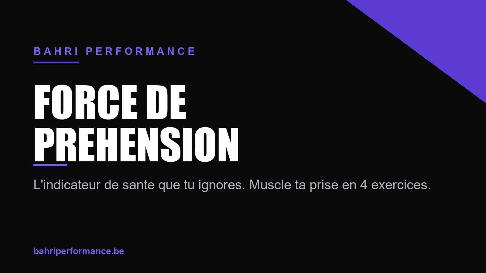 Homme réalisant un farmer's carry avec des kettlebells en salle de sport