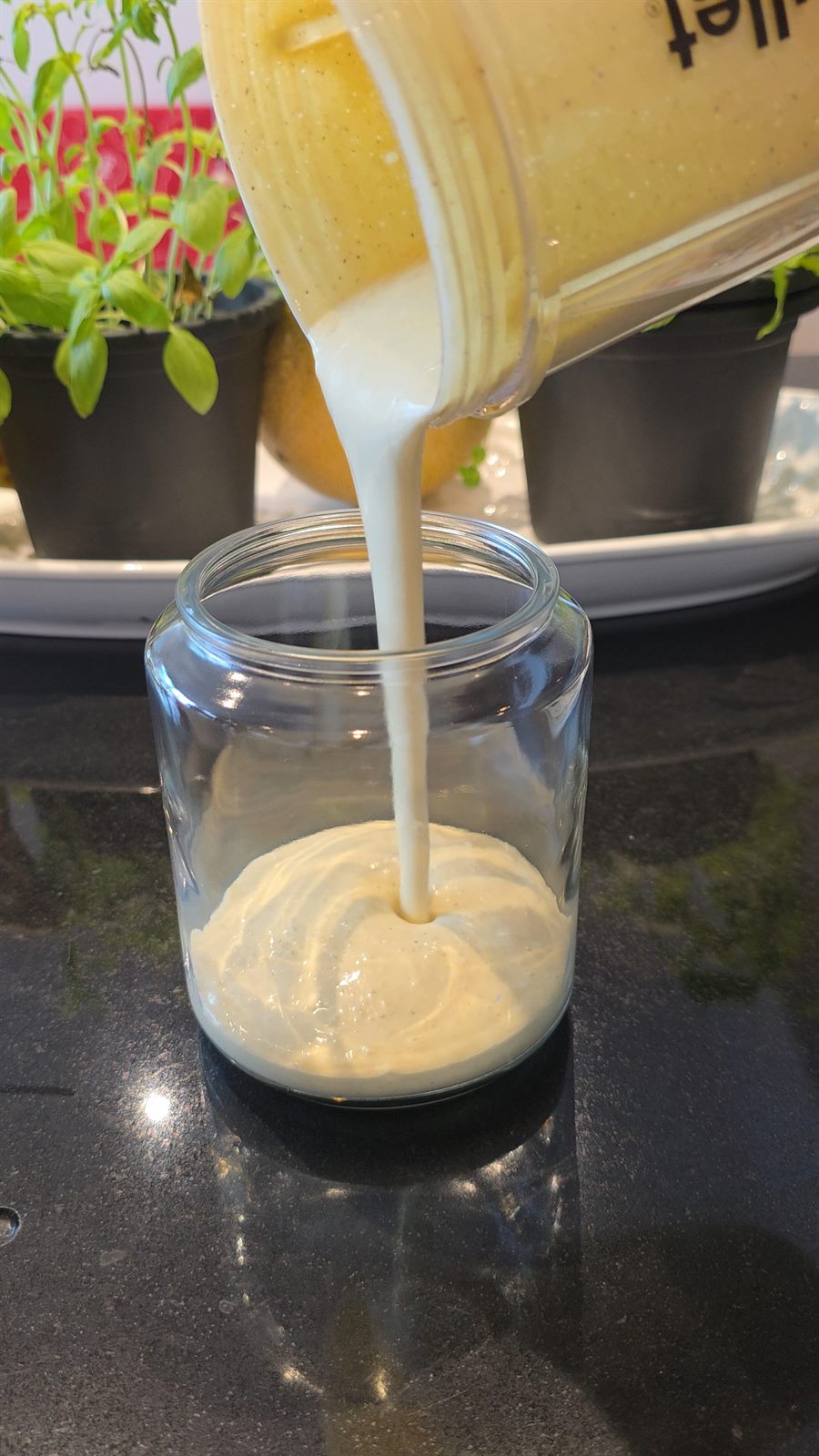 Mayonnaise maison aux œufs durs versée dans un bocal — Bahri Performance