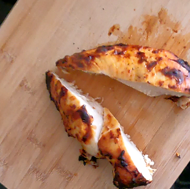 Blanc de poulet coupé — chair blanche et moelleuse à l'intérieur